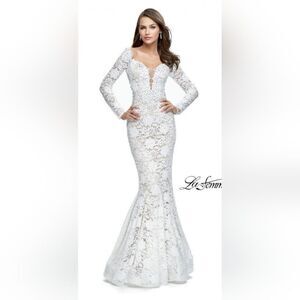 La Femme 25607 Plunge V-Neck Long Sleeve Beaded Lace Gown NWOT sz 6 White